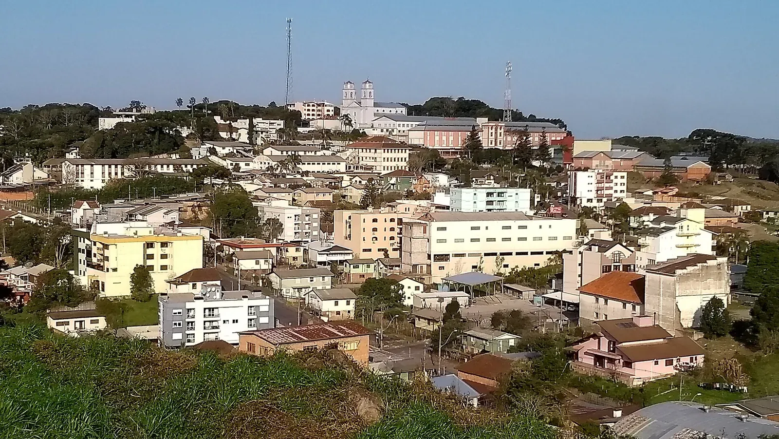 Vista do distrito de Ana Rech, com casas e a igreja no alto