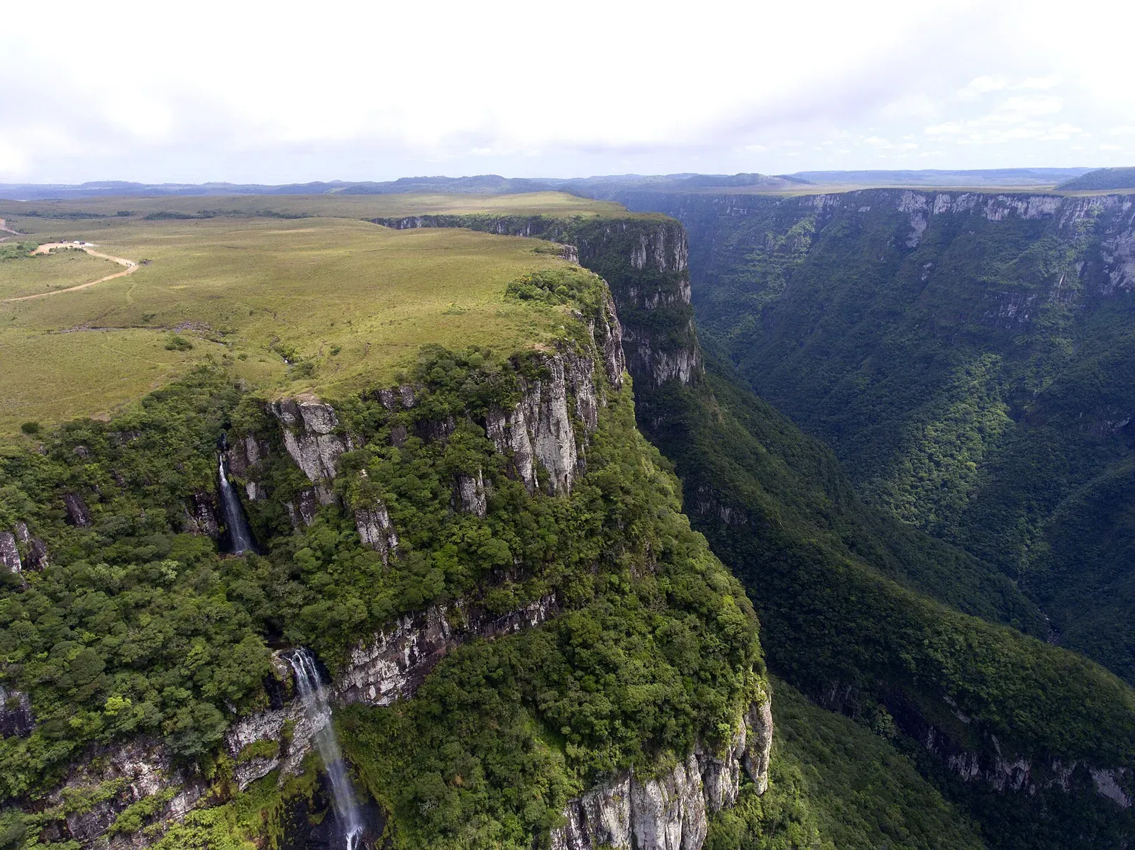 Borda do Cânion Fortaleza com uma cascata caindo pelo paredão