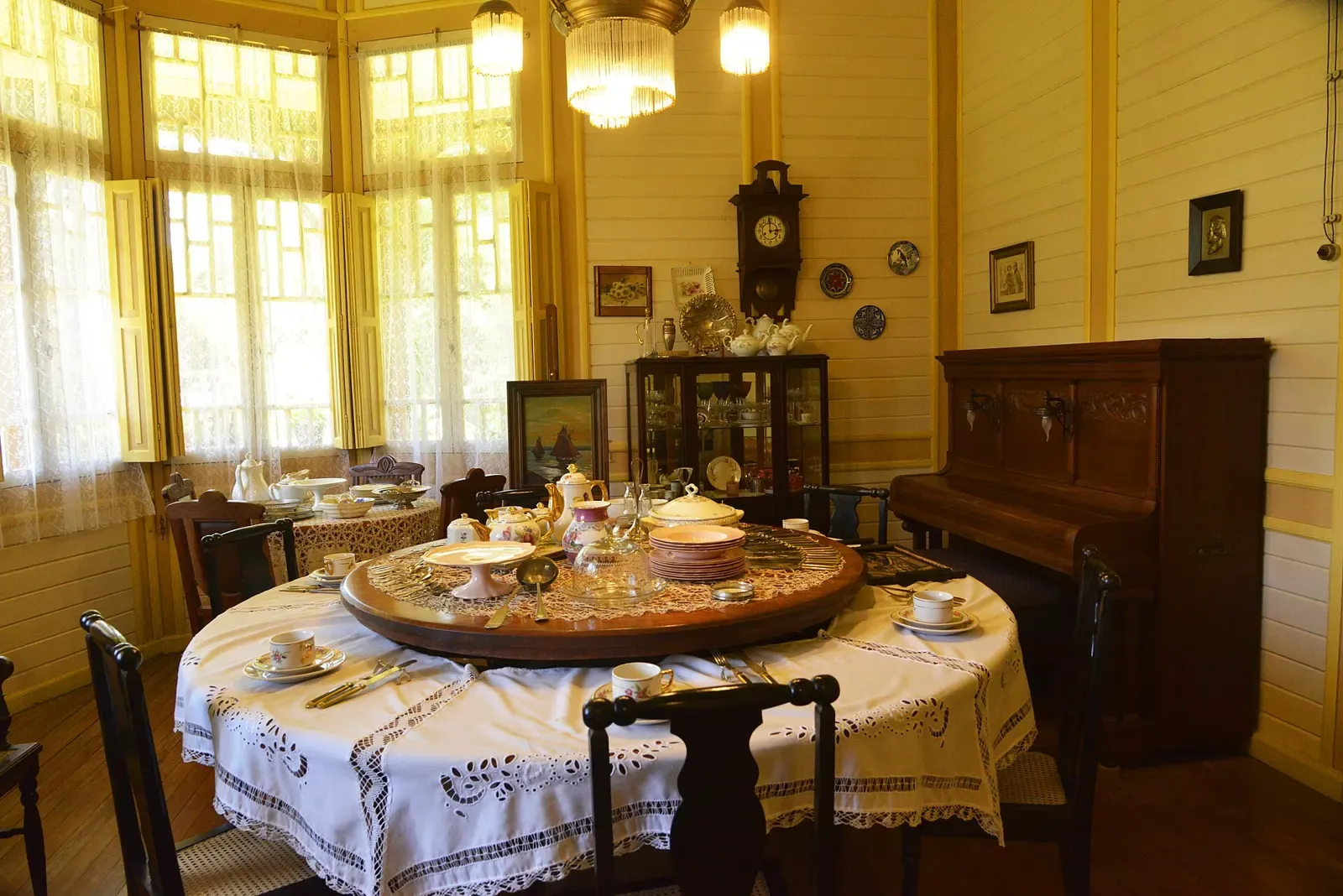 Sala de jantar do Castelinho Caracol, com mesa posta e piano