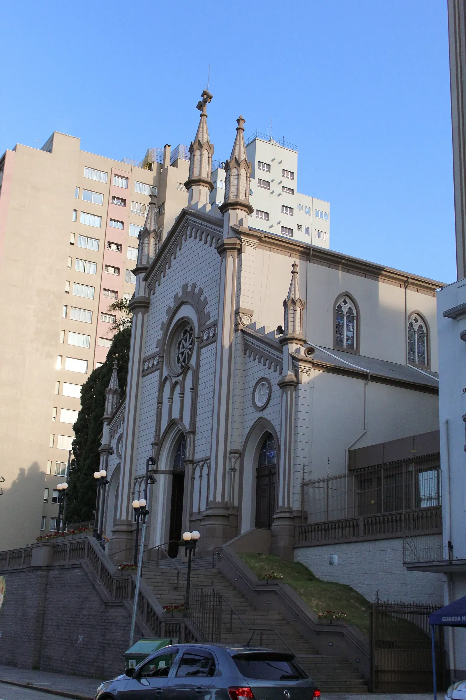 Fachada neogótica da Catedral de Caxias do Sul entre prédios do centro