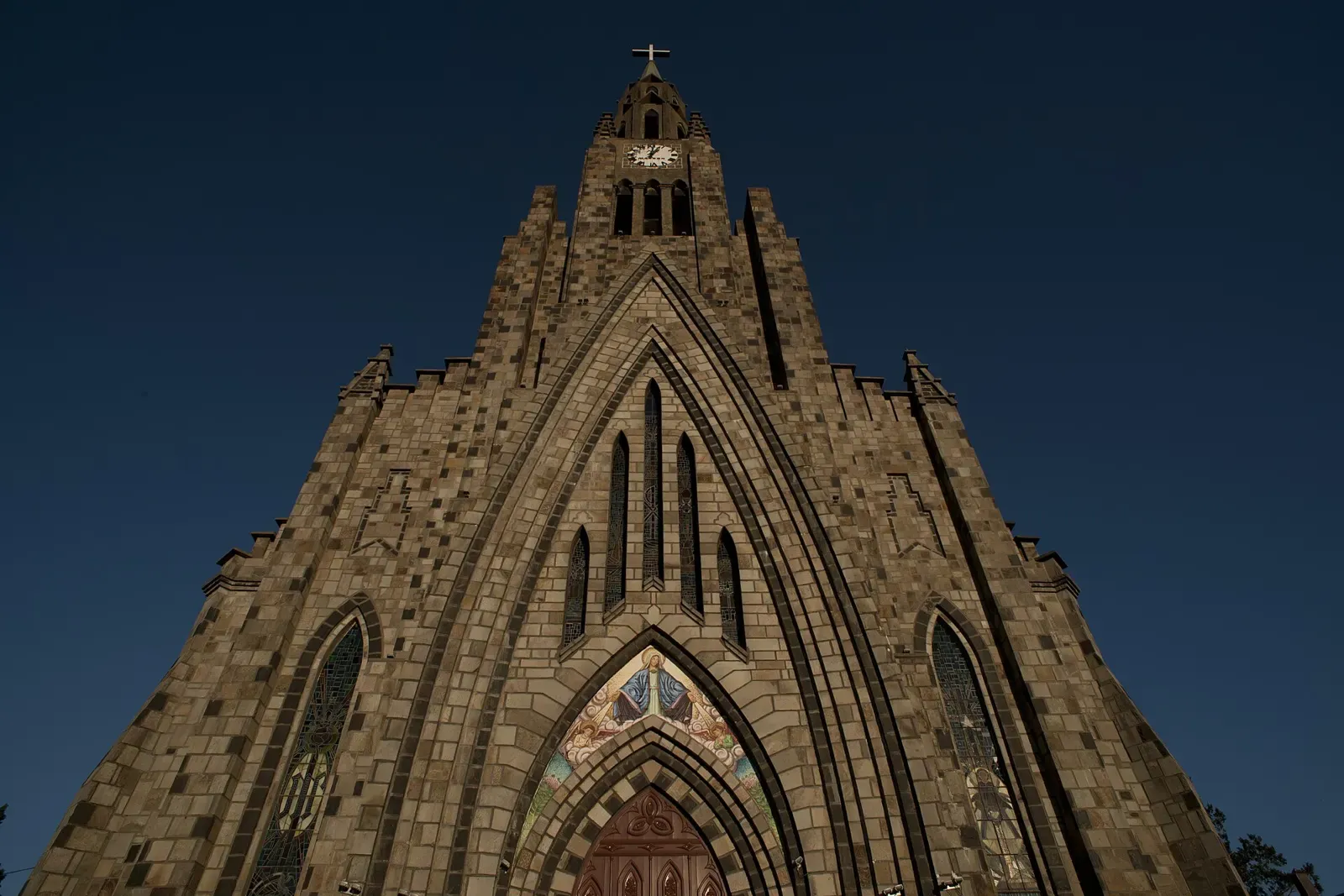 Fachada da Catedral de Pedra ao anoitecer