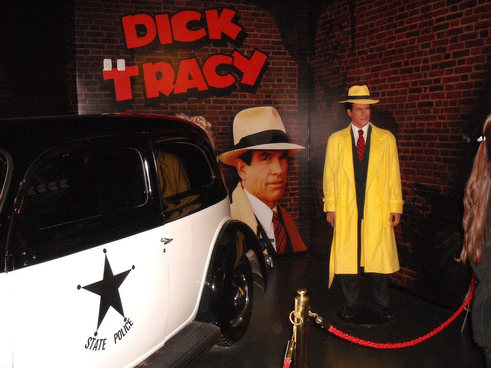 Figuras de cera de Dick Tracy ao lado de um carro de polícia antigo no Dreamland