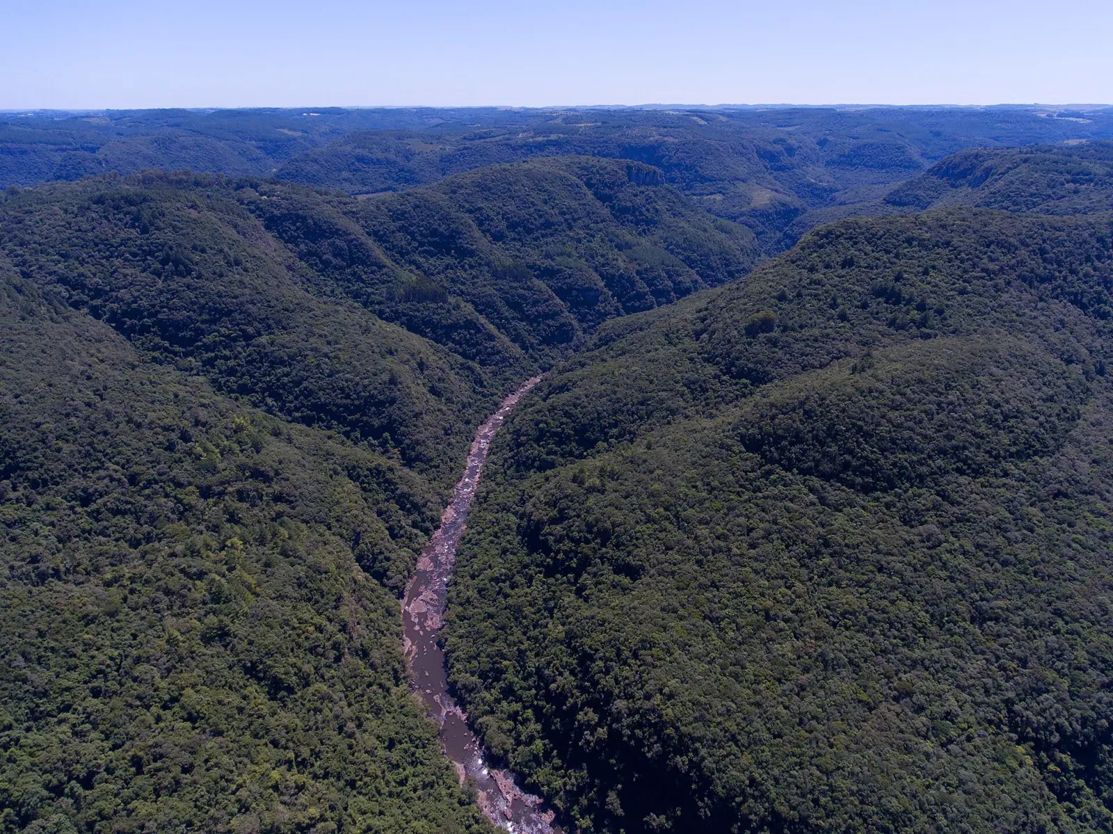 Vale da Ferradura visto do alto, com o rio no fundo