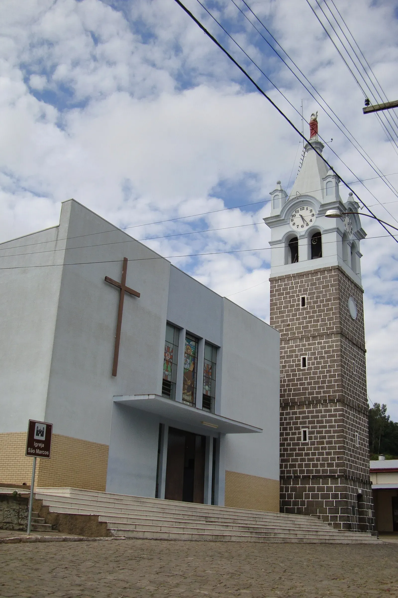 Igreja São Marcos, em Otávio Rocha, com a torre de pedra ao lado da fachada