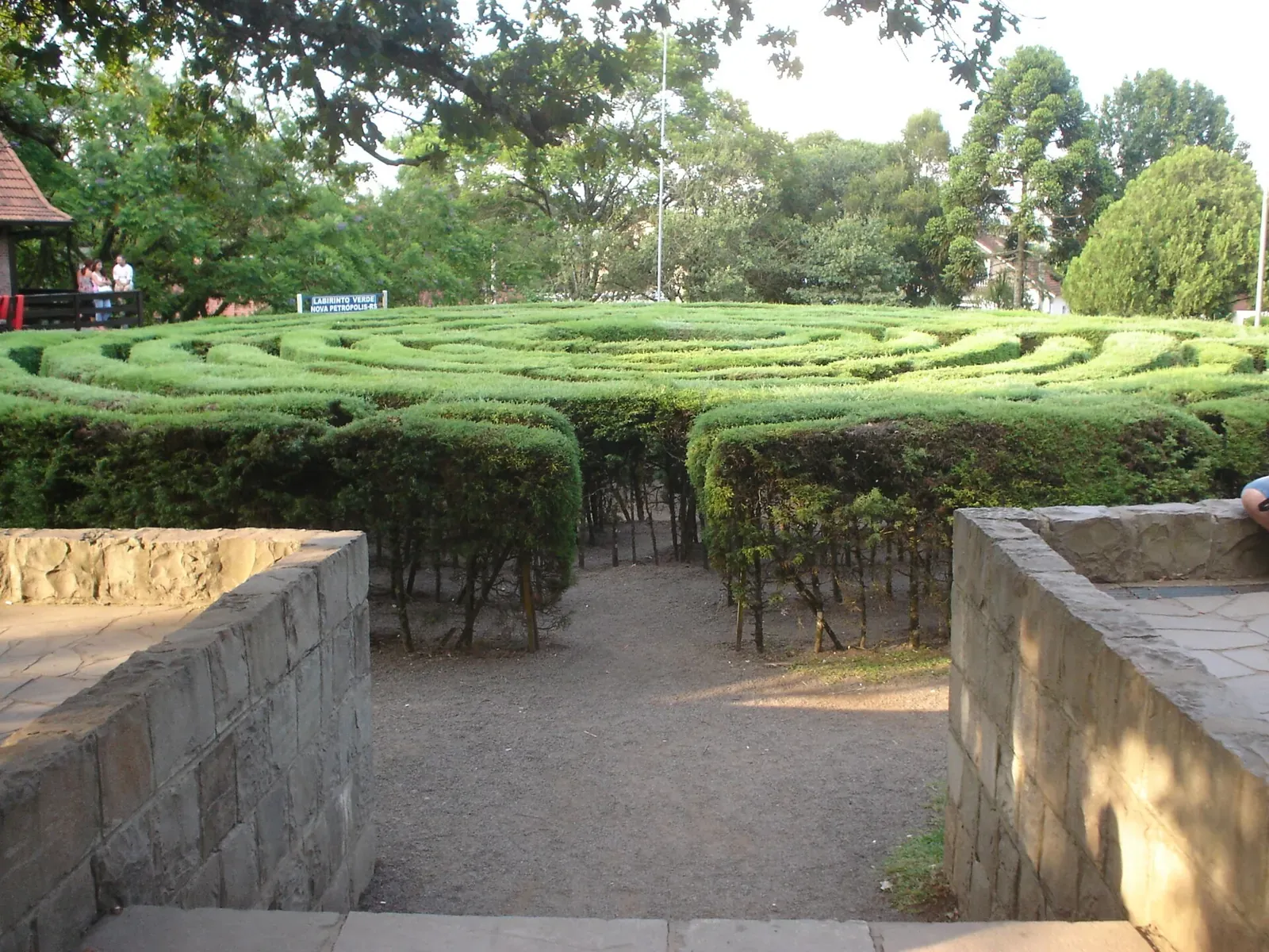 Labirinto Verde de ciprestes podados na Praça das Flores
