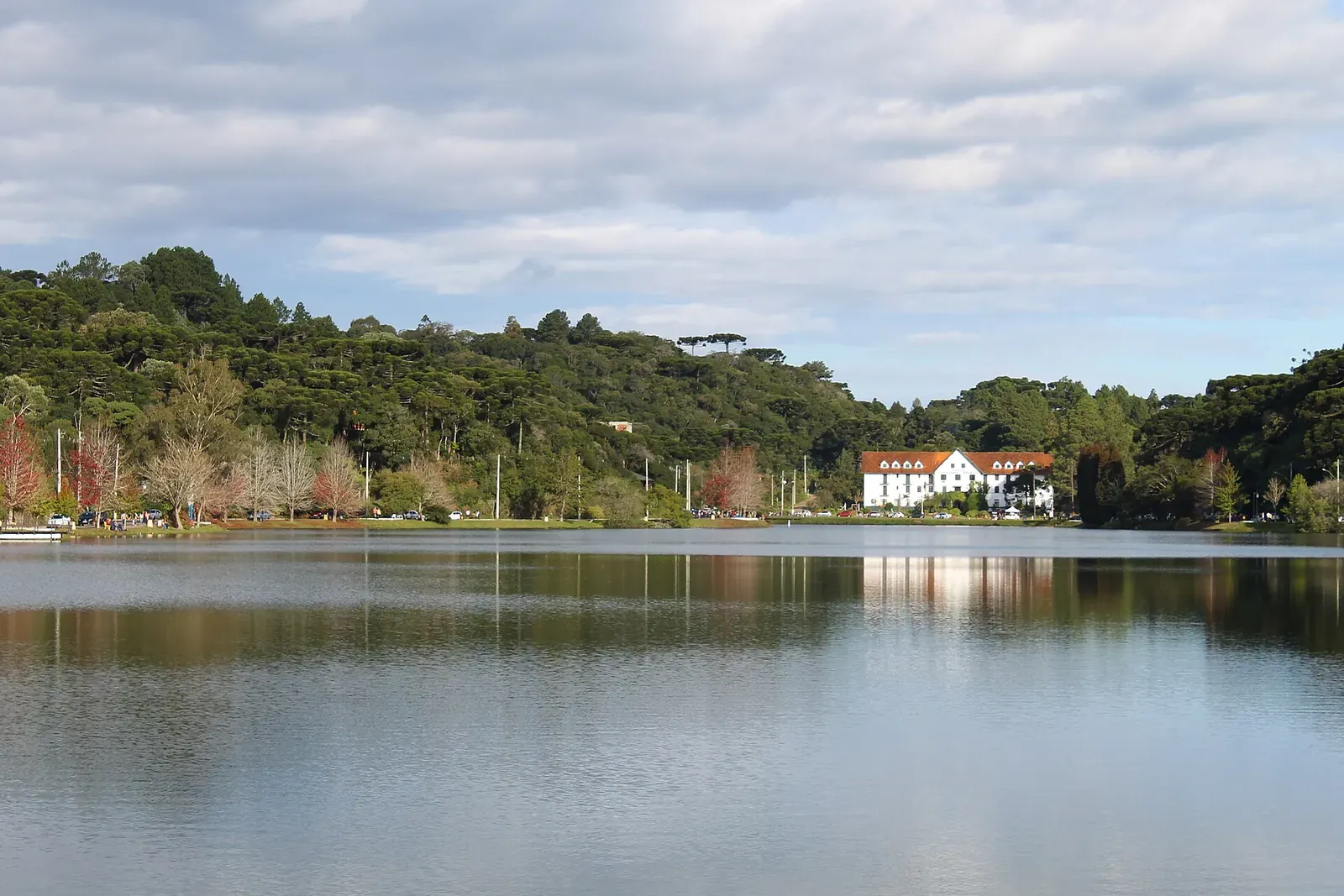 Lago São Bernardo com a mata e as casas da margem refletidas na água