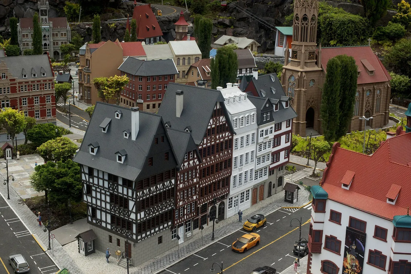 Miniaturas de casas em estilo alemão, com ruas e carros, no Mini Mundo