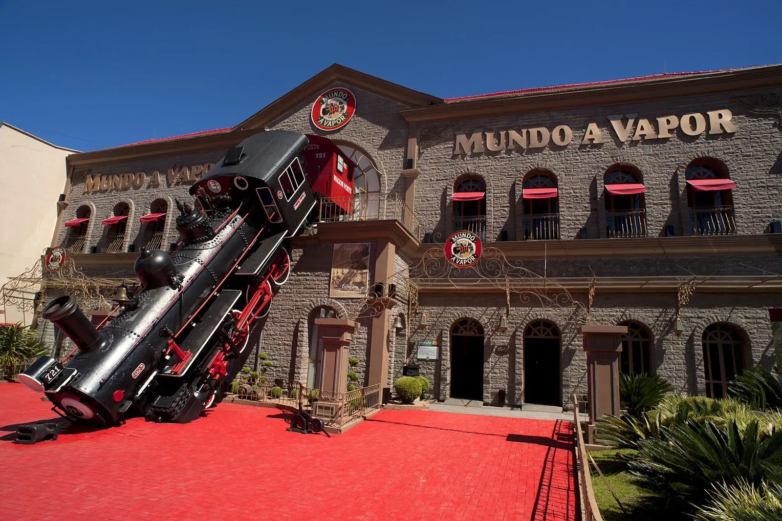 Fachada do Mundo a Vapor com a locomotiva saindo da parede