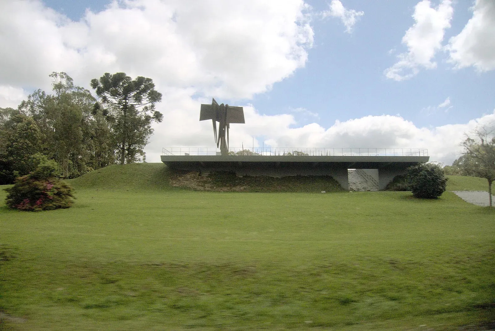 Monumento da Imigração Italiana num gramado em Nova Milano