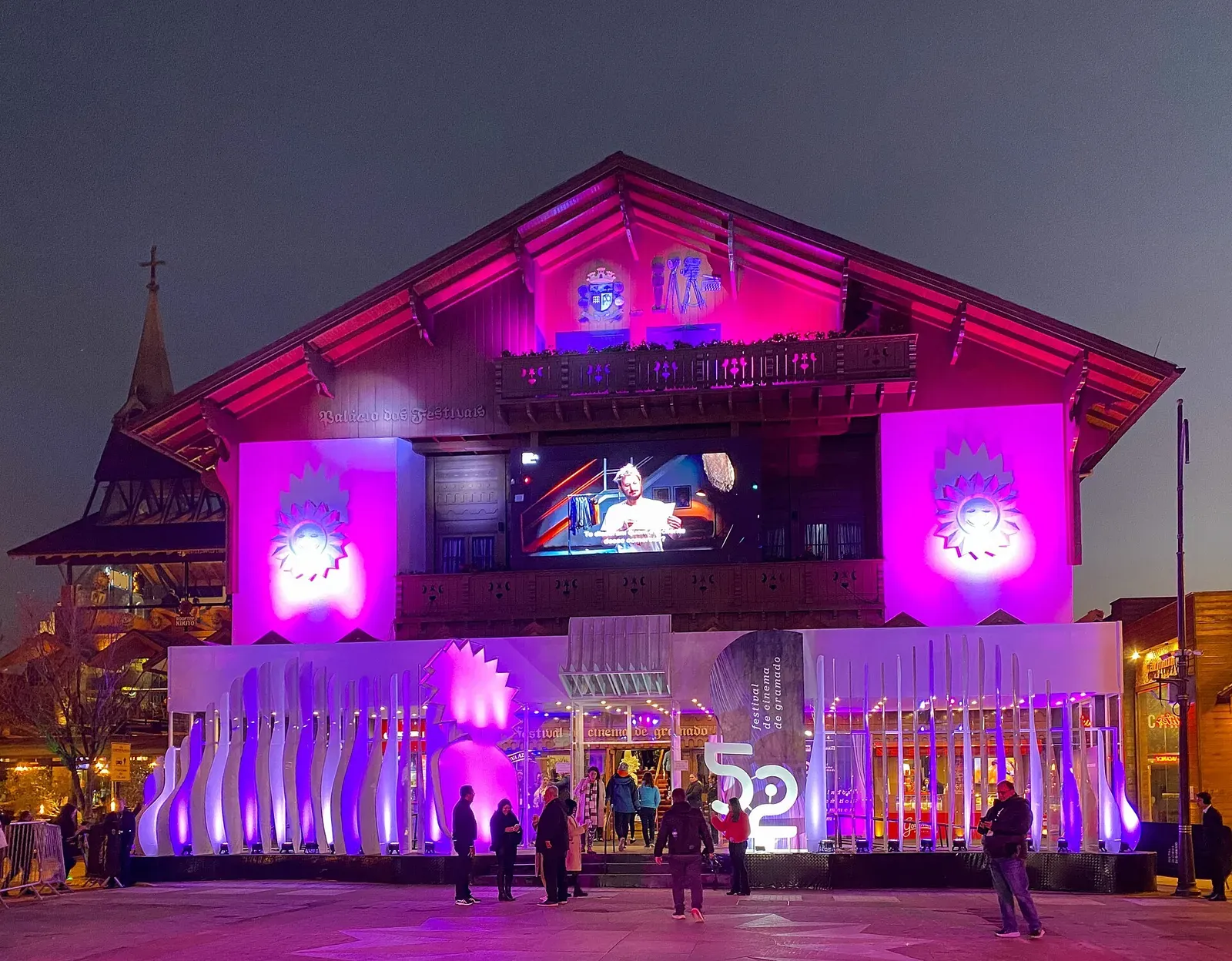 Fachada do Palácio dos Festivais iluminada à noite
