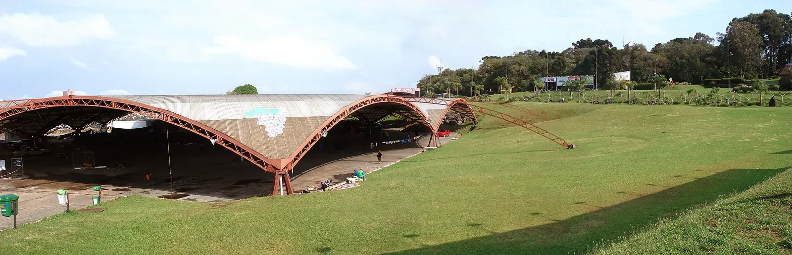 Pavilhões da Festa da Uva, com a cobertura em arcos, e o gramado do parque