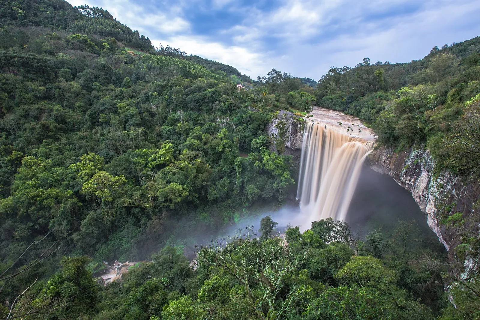 Cascata do Salto Ventoso caindo num vale de mata fechada