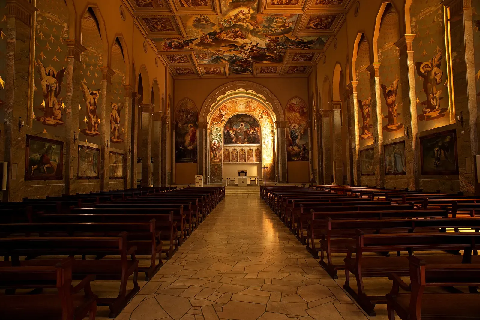 Nave da Igreja de São Pelegrino com as paredes e o teto pintados